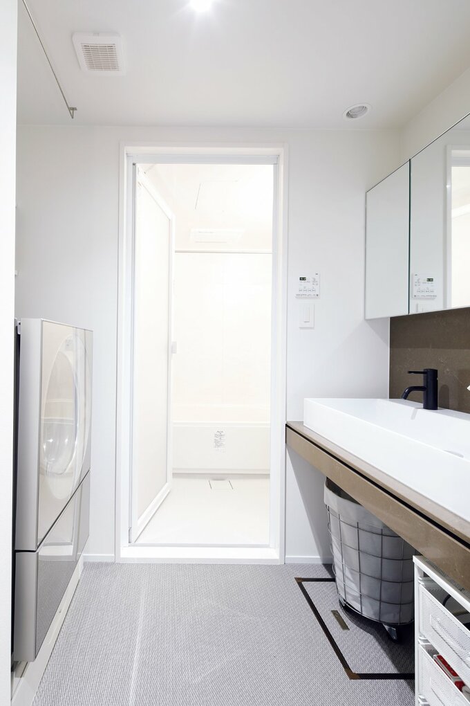 ワイドな洗面ボウルと、ふたつの水栓を設けた洗面台