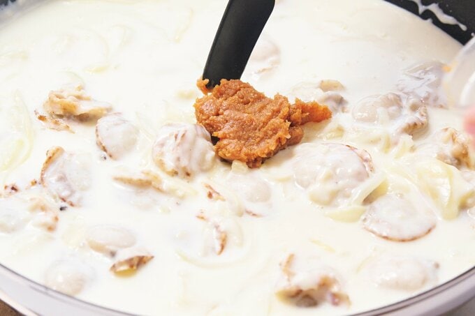 牛乳にみそを溶かしてる様子の写真