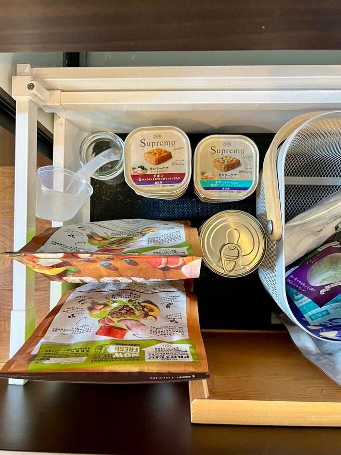 引き出しの中に、愛犬のドックフードを保管。必ず未開封のものを１袋ストック缶詰タイプも多めに