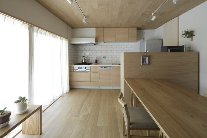 可動棚で仕切ったダイニングキッチン