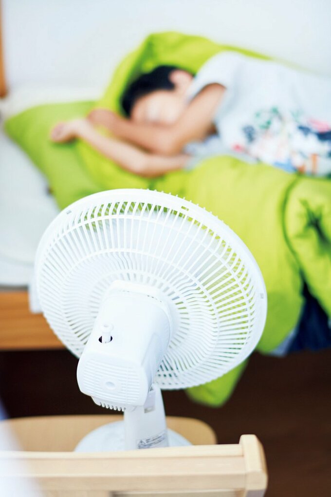 扇風機と寝る子ども
