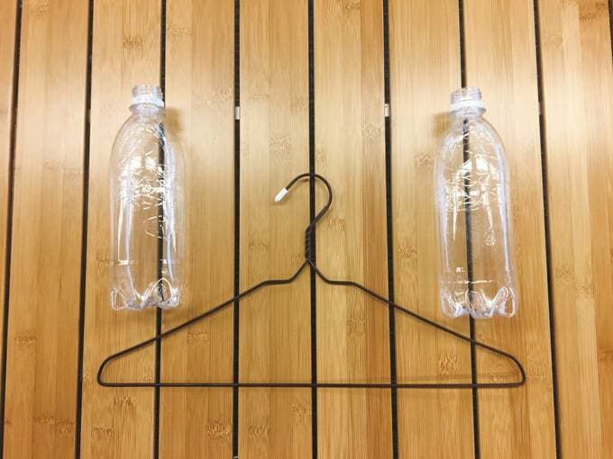 針金ハンガーとペットボトルを使ってひと工夫