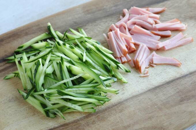 カットしたキュウリとハム