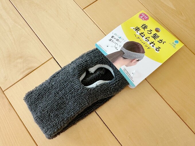 後ろ髪が束ねられるヘアーバンド