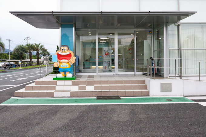 工場前