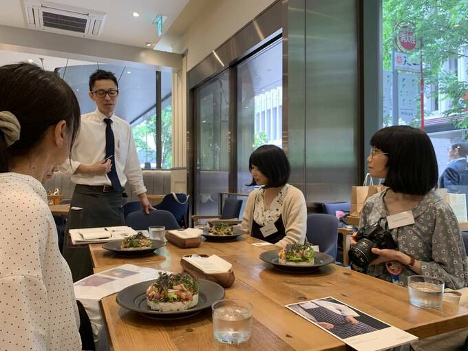 メニューの説明を受けます