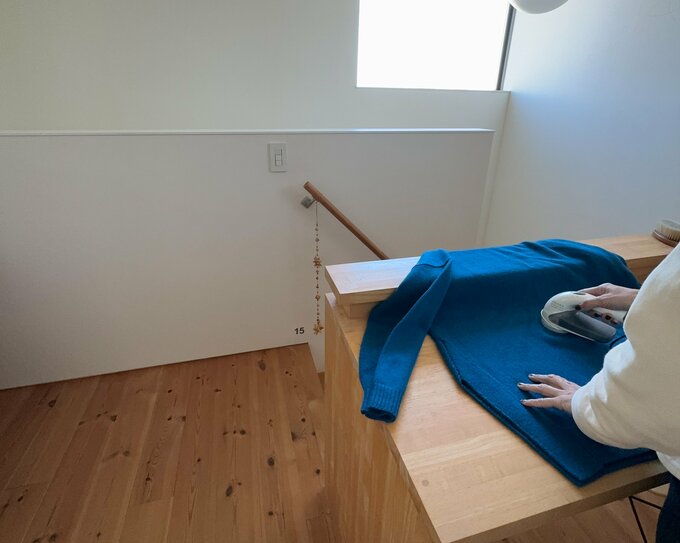 毛玉取りを当てる様子