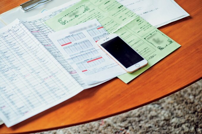 書類とスマホ