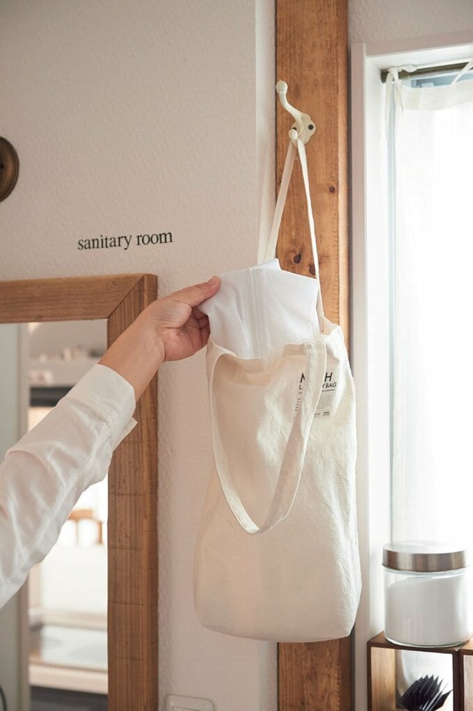 エコバッグをつるし洗濯ネットを壁面収納