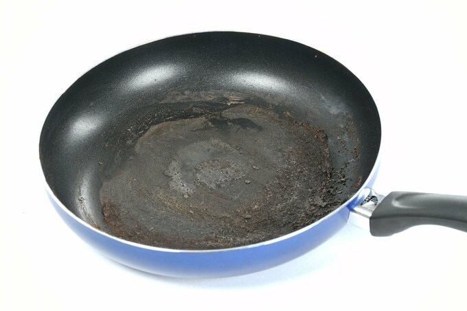フライパンの焦げつきはコーティングの上に発生する（画像提供：パール金属株式会社）