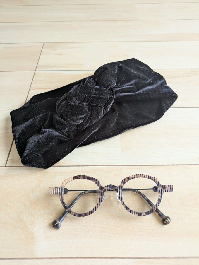 里和さん2日目の帽子とメガネ