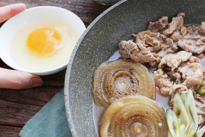 新タマネギと豚こまのすき煮の隣に卵