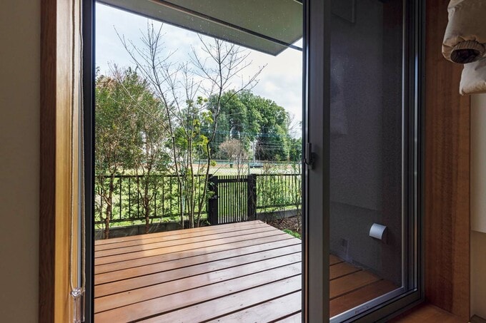 雨に濡れずに洗濯物が干せるテラス