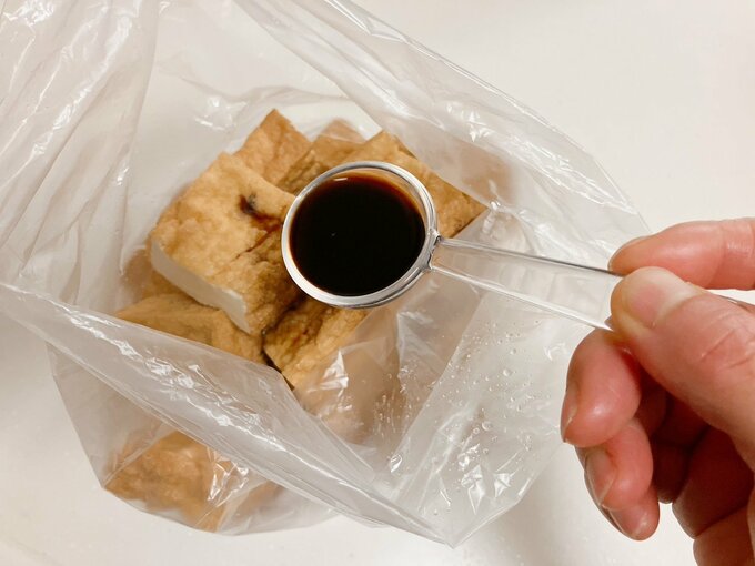厚揚げをポリ袋に入れて下味をつける図