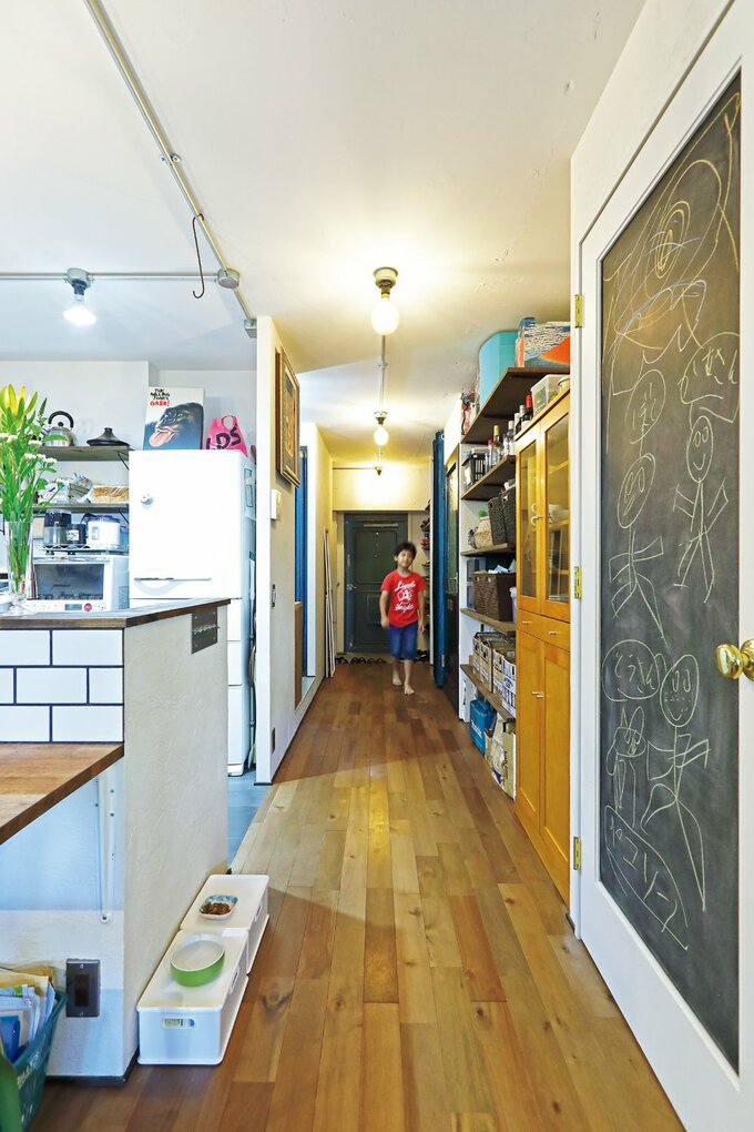 リビングから玄関方向を見た様子