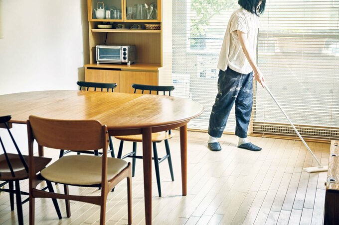 床を掃除する人
