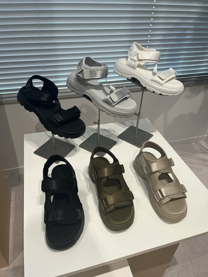 ボリュームソールスポーツサンダルとボリュームソールテープサンダル