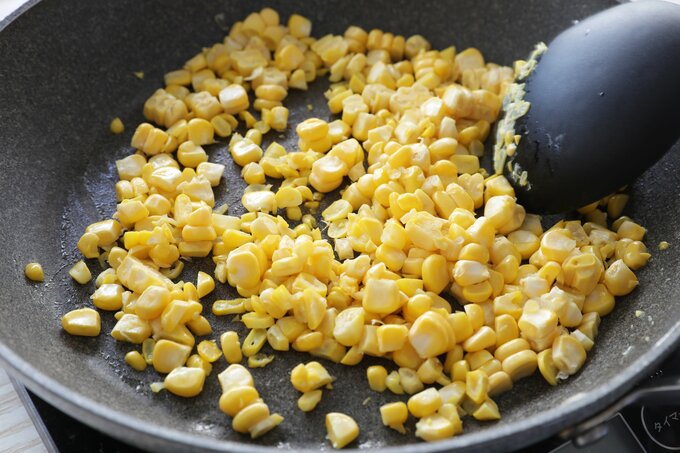 トモロコシを炒める