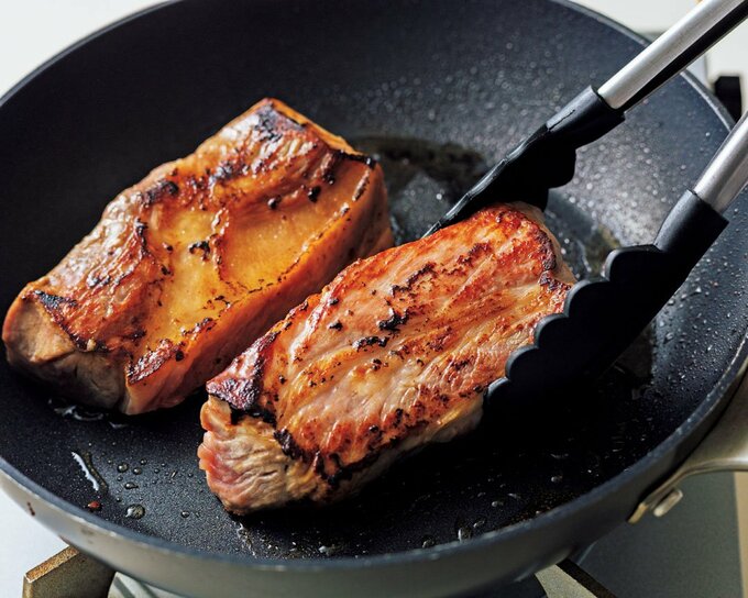 フライパンにお肉塊二つ