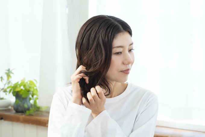 女性が「Gyuttp」を髪の毛に揉んでいる