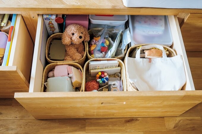 オモチャと日用品ストックが仕切られ収納されている様子