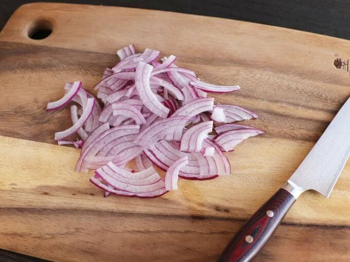 極薄切りした紫タマネギ