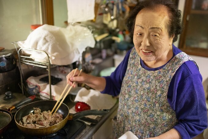 堀野さんが料理をする様子