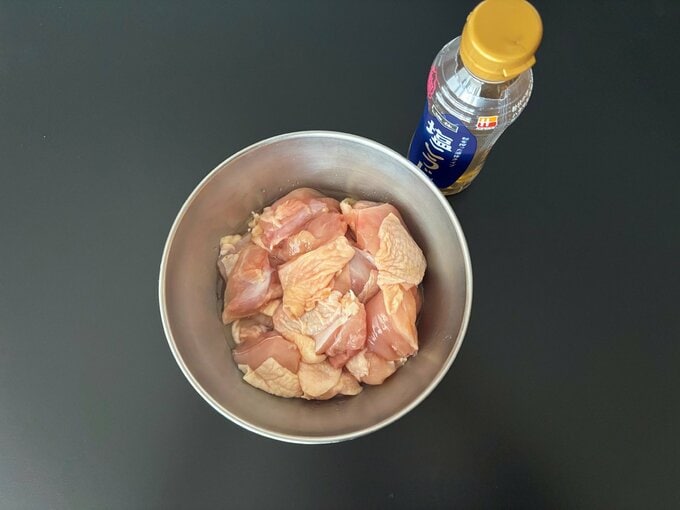 ボウルに入った鶏肉と塩麹