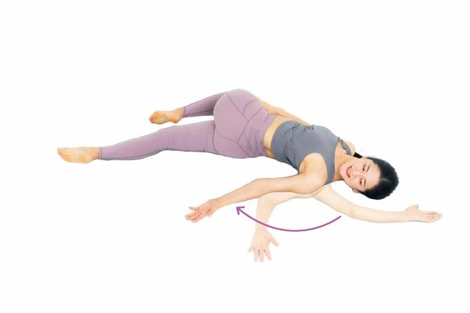 股関節ほぐしをする人