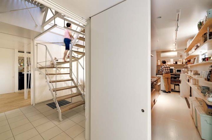 階段とキッチン