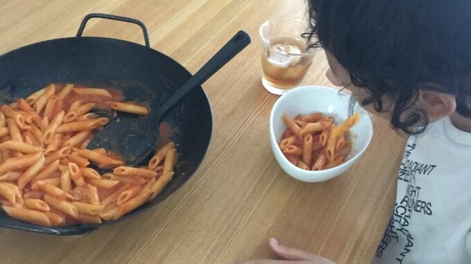 鍋のまま食べる子ども