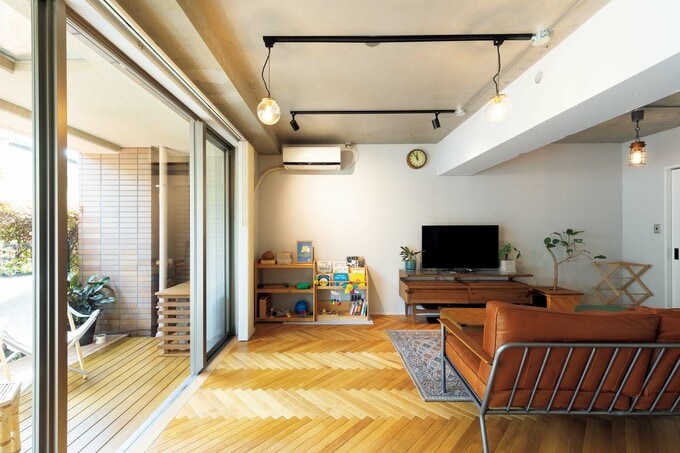 LDの床はオーク材のヘリンボーン張り