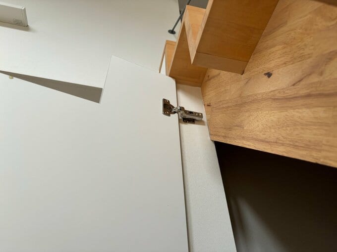 壁とフラットになる収納扉の構造