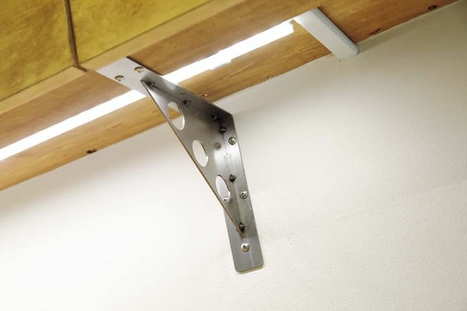 収納の下に照明を設置