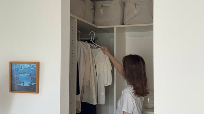 つっつさんがクローゼットの中から服を選んでいるようす