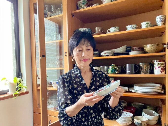 食器棚の前に立つライフさん