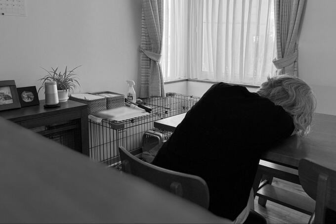 モノクロの女性