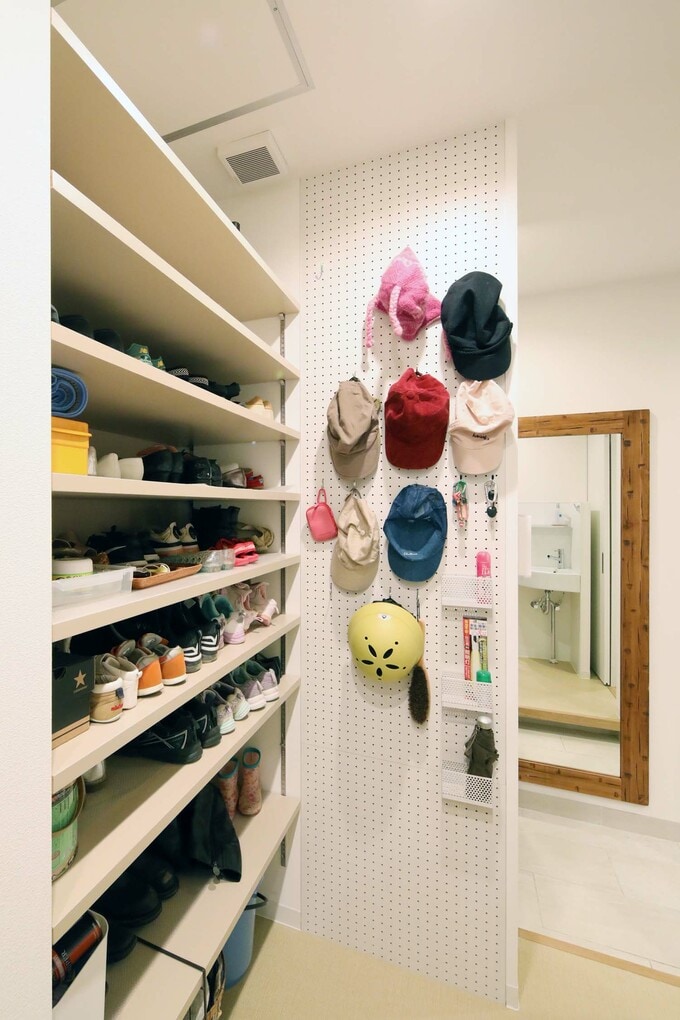 土間収納裏には有孔ボードを設置