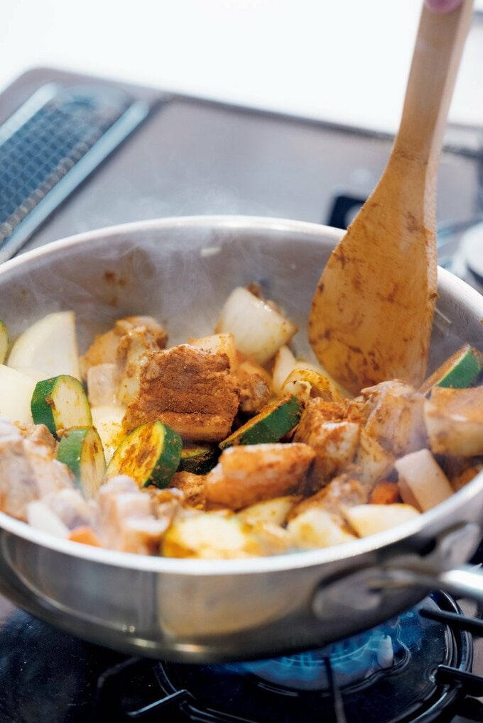 豚肉のコロンボの材料をカレー粉で炒める