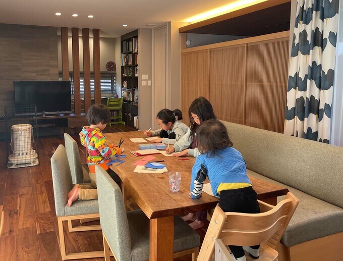 ダイニングテーブルでおのおの好きなことをする様子