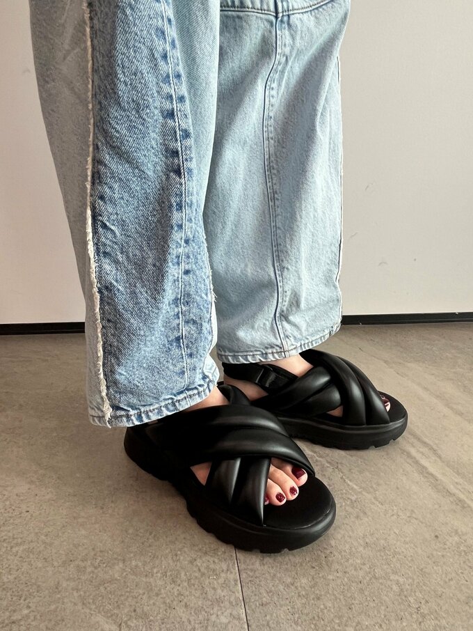 GUボリュームソールパフィースポーツサンダル