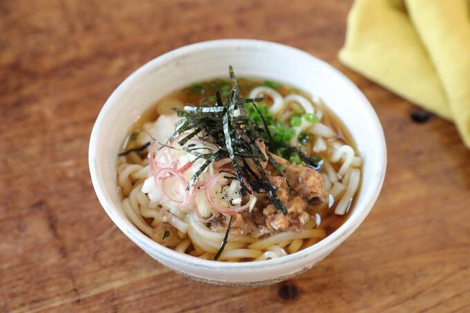 たたきとろろとサバみそ缶の薬味のっけうどん