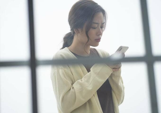 スマホを見る女性