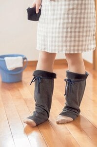 両袖を切ってフローリング掃除