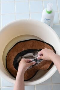 シャンプーで洗う