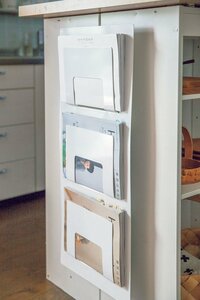 作業台の側面にイケアの新聞ラック