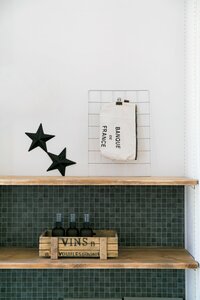 お気に入りのポーチをワイヤにつるし、見せる収納に