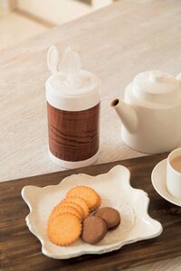 ウェットティッシュのボトルを木目調テープでカバー