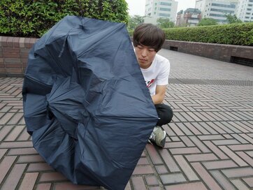 【裏ワザ】水をはじかなくなった傘はドライヤーを使うと効果が復活する！