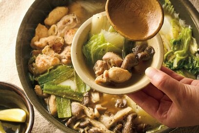 料理研究家リュウジさんの「至高の鶏鍋」レシピ。鶏と野菜のうま味が溶けだしたスープが絶品